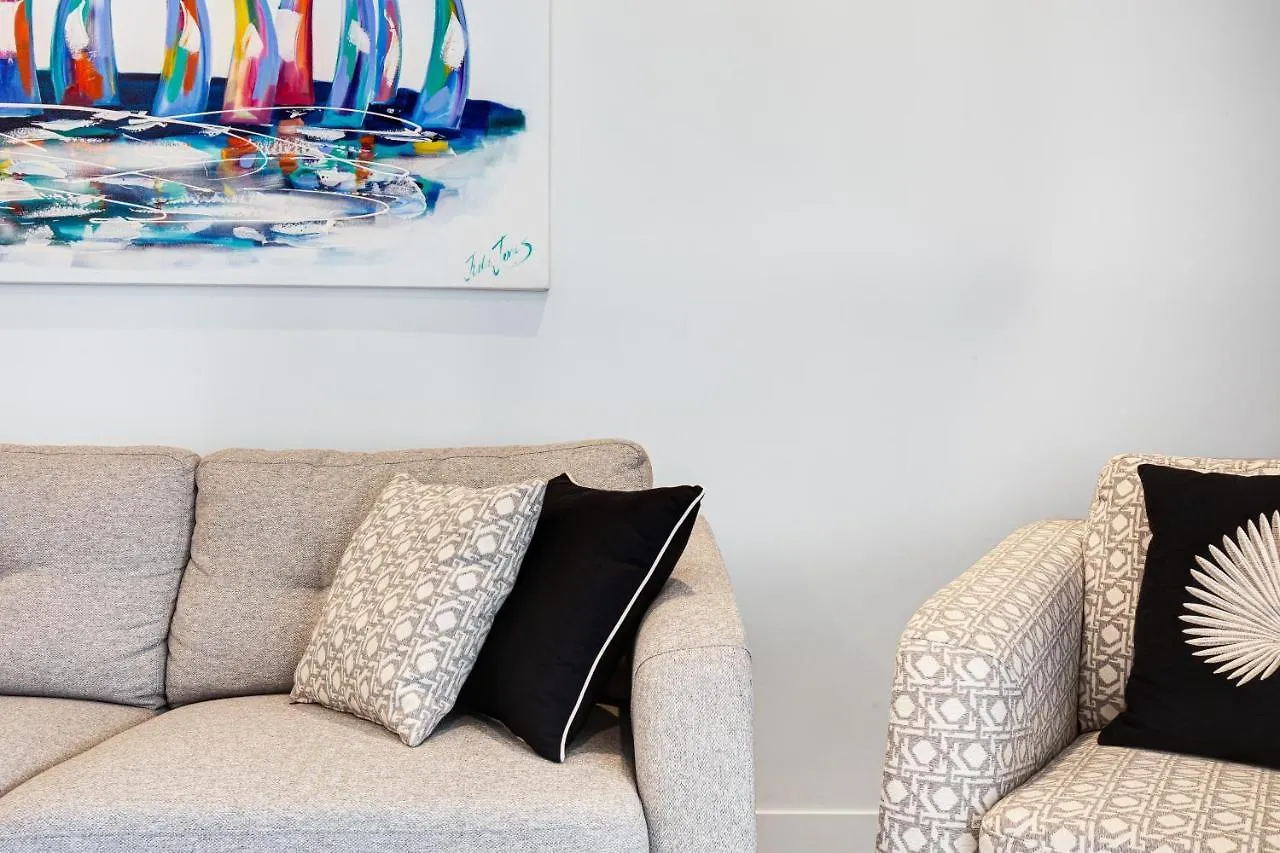 Beach Life - Luxe Beachfront Apt 알렉산드라헤드랜드 아파트