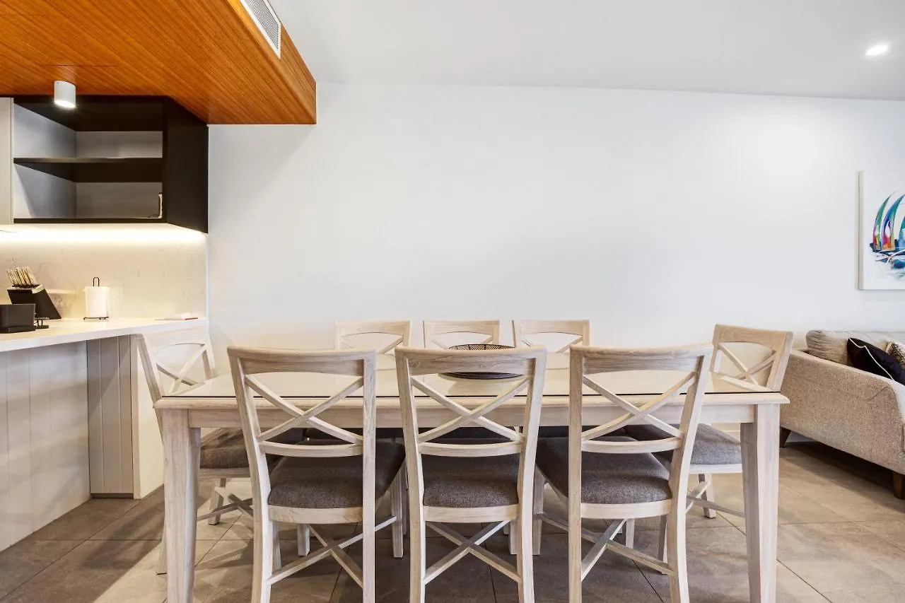 Beach Life - Luxe Beachfront Apt 알렉산드라헤드랜드 아파트